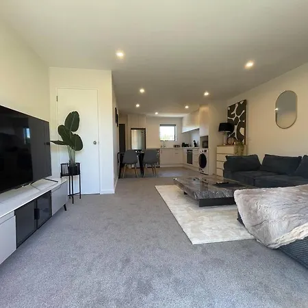 Stylish 2 Bed Retreat Close To Cbd With Parking